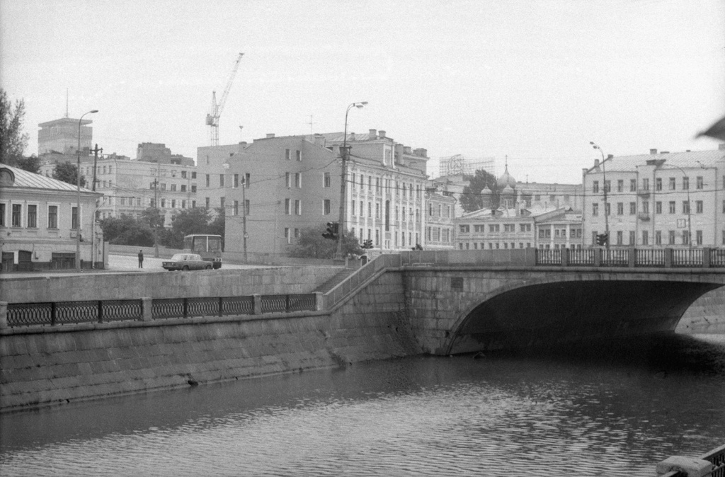У Малого Москворецкого моста в Москве, июнь - октябрь 1987, г. Москва