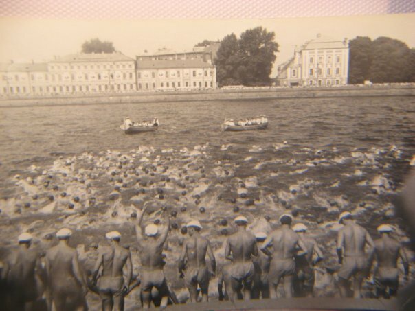 Заплыв курсантов, 28 июля 1974, г. Ленинград. Они построились квадратом, плыли вниз  по Неве и пели: «Наверх вы товарищи все по местам».Фотография из архива Анатолия Валентиновича Румянцева. 