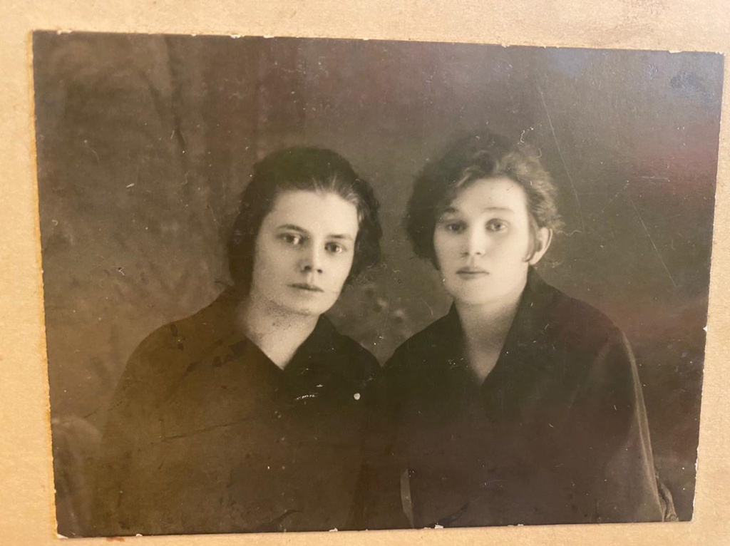 Сестры Женя (младшая) и Анна (старшая) Перевейченко, 12 декабря 1920 - 31 декабря 1925. Фотография из архива Алины Быстряковой.