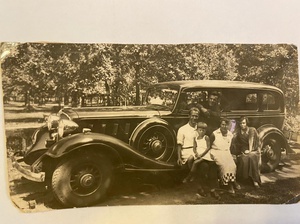 Супруги Юрасовы (Анна, Женя Перевейченко), 1925 - 1930. На фото супруги Юрасовы (Г. И. и Анна) и сестра Анны – Женя (Перевейченко).Фотография из архива Алины Быстряковой.