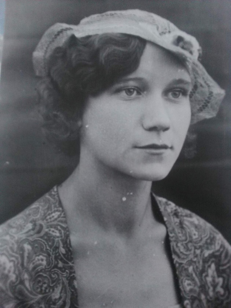 Фото неизвестной женщины, 1930 - 1940. Дата съёмки неизвестна,случайно обнаружилась под старой фото.Фотография из архива Ирины Бянкиной.