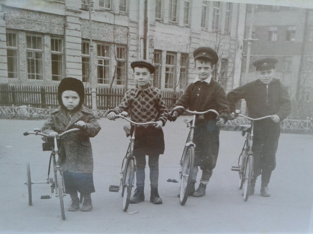Детство, 1 - 29 апреля 1955, Московская обл., г. Ногинск. Папа с друзьями напротив музея.Фотография из архива Ирины Бянкиной.