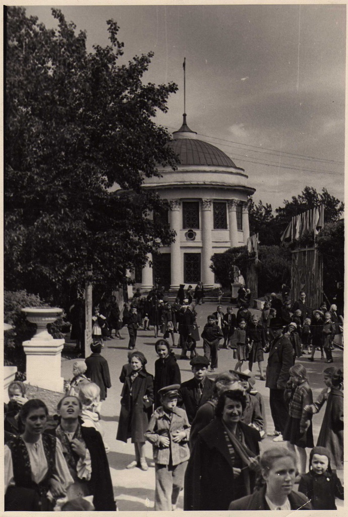 Ротонда в Парке Дворца пионеров, 1960-е, г. Свердловск. Фотография из архива Татьяны Шумиловой.Выставка «Парк Свердловского Дворца пионеров» с этой фотографией.