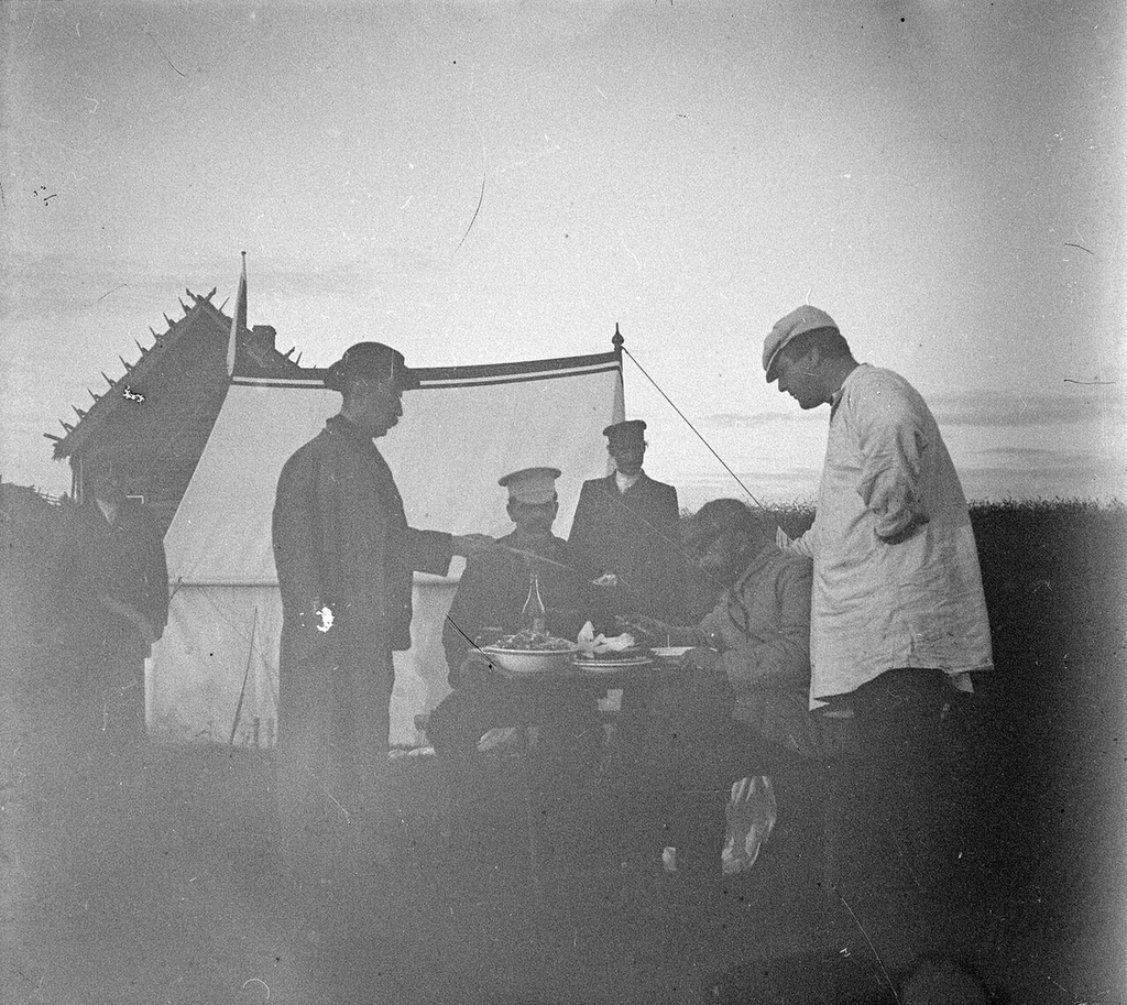 Федор Шаляпин (1-й справа) в группе у палатки в окрестностях станции Итларь, 1904 - 1906, Ярославская губ., станция Итларь