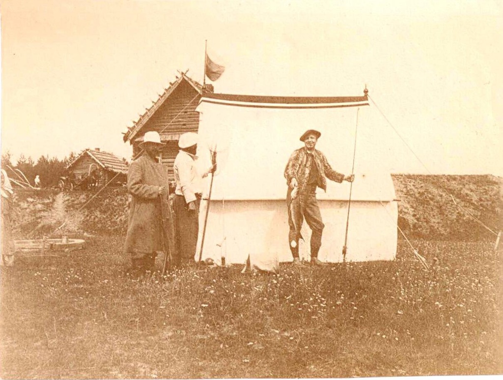 Федор Шаляпин в группе на рыбалке в окрестностях станции Итларь, 1904 - 1905, Ярославская губ., станция Итларь. Но никакие ландшафты заморских стран не могли вытеснить из его сердца любовь к родному русскому пейзажу. Всегда, когда являлась возможность отдохнуть, Шаляпин стремился быть как можно ближе к природе. Русская деревня действовала на него благотворно. Часто Федор Иванович ездил к своему другу, художнику Коровину Константину на станцию Итларь. До последних дней жизни артиста Коровин оставался одним из его ближайших друзей – и в Москве, и в Петербурге, и в Париже. А в молодые годы они двое, да еще Валентин Серов, страстно увлекались охотой и весело проводили время в рыболовных «экспедициях». Вот что пишет Шаляпин: «Соберемся, бывало, с Серовым и Коровиным на рыбную ловлю. Целый день блаженствуем на реке. Устанем до сладостного изнеможения». Однажды Федору Шаляпину удалось поймать большого шелеспера, но, когда он хотел посадить его в «сажалку», шелеспер выскользнул из рук и упал в воду. Федор Иванович до того разгорячился, что недолго думая, прыгнул за ним в речку. Серов и Коровин долго издевались над певцом, что «шелеспера ему больше не поймать…».&nbsp;