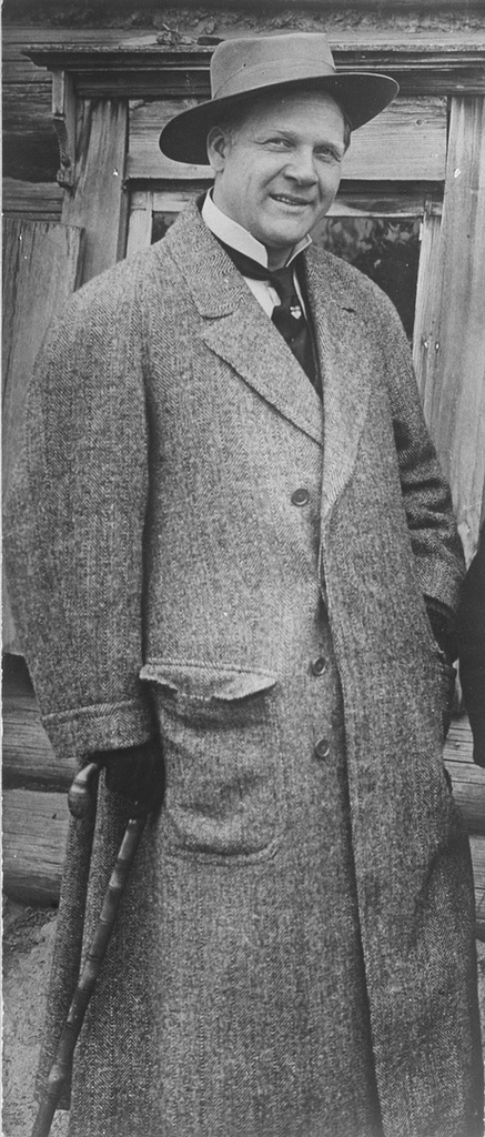 Федор Шаляпин в Казани на фоне дома, в котором жил в детстве, 1912 - 1914, г. Казань