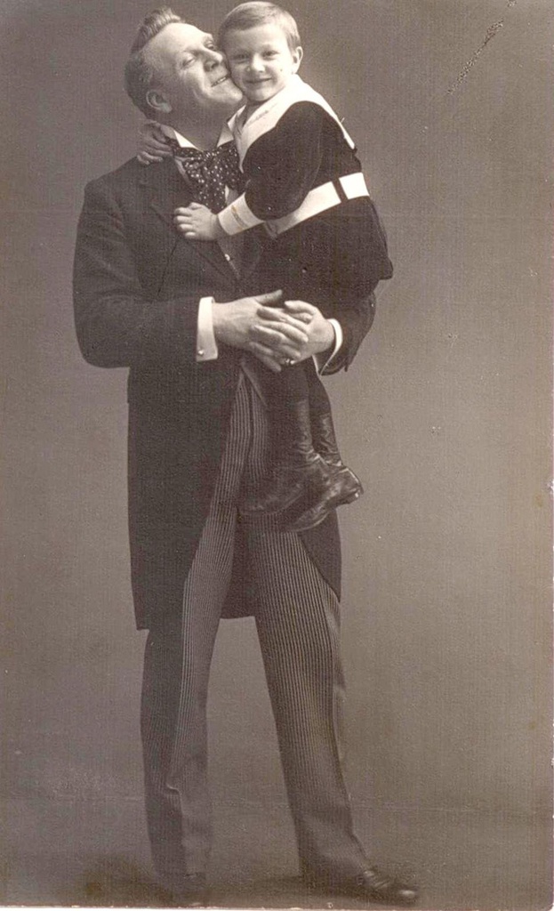 Федор Шаляпин с сыном Борисом, 1911 год. Выставка «Отцы и дети» с этой фотографией.