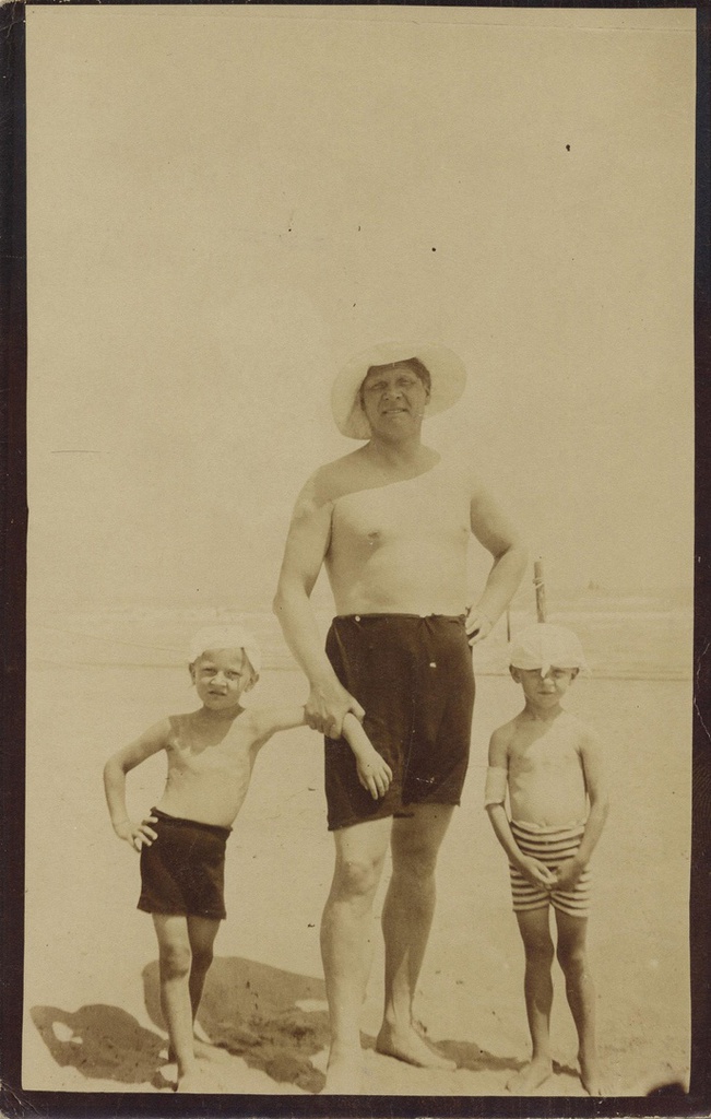 Федор Шаляпин с детьми на берегу Средиземного моря, 1907 год. Выставка «Дореволюционная Россия отдыхает» с этой фотографией.
