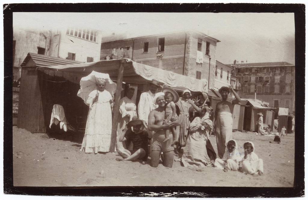 Федор Шаляпин с женой Иолой Игнатьевной и детьми на берегу Средиземного моря, 1907 год