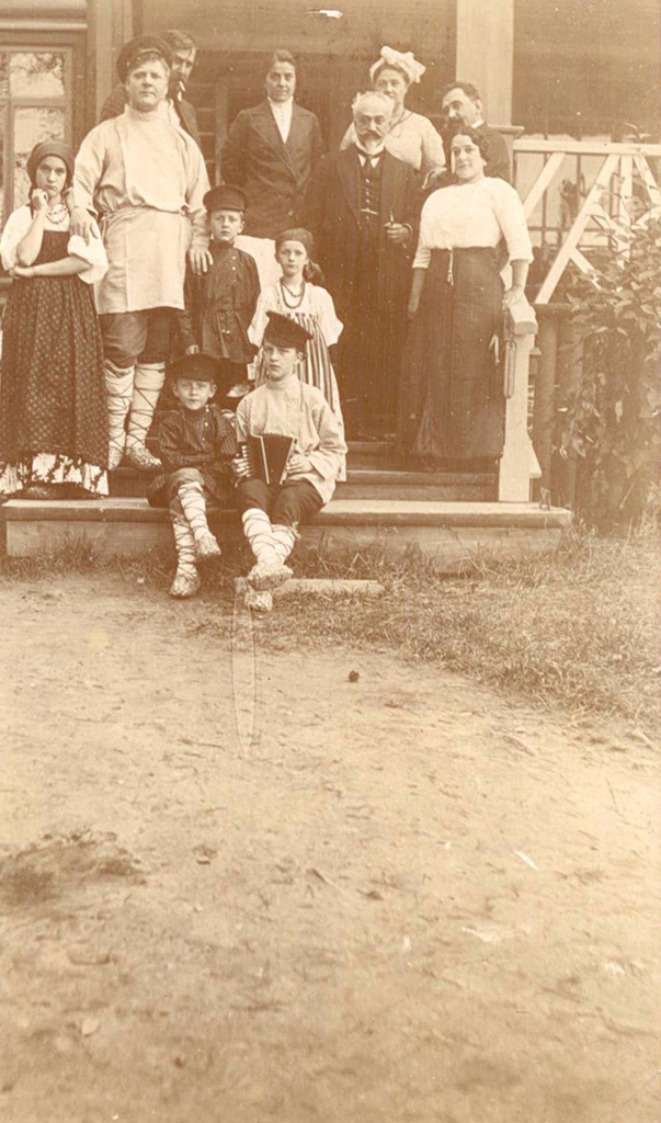 Федор Шаляпин в группе с женой, детьми в Ратухино, 1912 год, Владимирская губ., Переяславский у.
