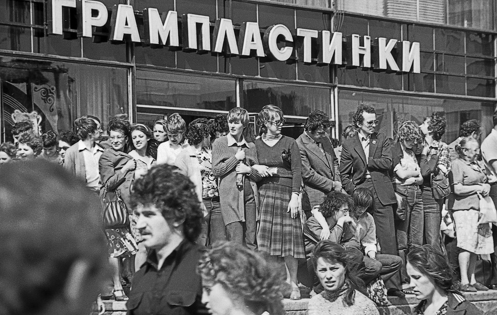 Возле магазина «Мелодия» на Калининском проспекте, 1 июля 1980 - 1 августа 1980, г. Москва. Ныне улица Новый Арбат.