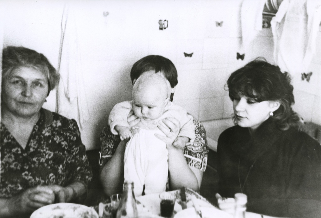 Женщины на кухне. Вариации, 1985 год, г. Москва. Слева направо: Тамара Ильинична Лутовинина, Вера Юрьевна Левченко, Елена Степановна Левченко и Наталья.