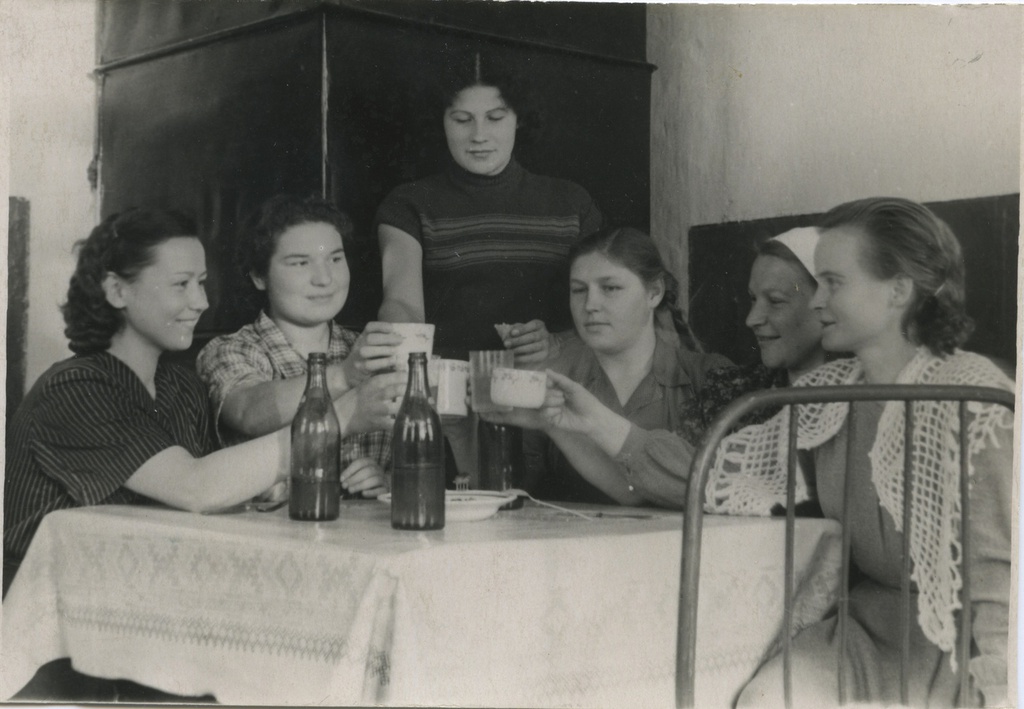 «Звон бокалов», 5 декабря 1955. Третья справа – Тамара Ильинична Лутовинина. Надпись на обороте фотографии: «5/XII-55г.».