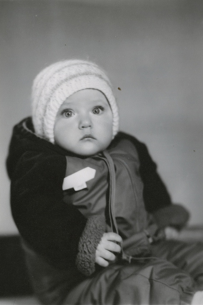 Младенец. Студийный портрет, 3 мая 1986, г. Москва. Вера Левченко. Надпись на обороте фотографии: «9 месяцев 3/V-86».