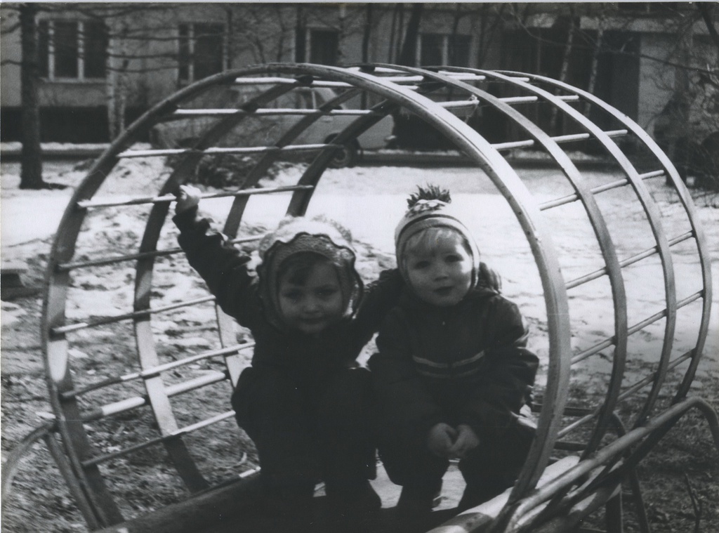 «Во дворе на горке. Ракурсы», 1980-е, г. Москва. Справа налево: Татьяна Юрьевна Левченко и Вера Юрьевна Левченко.