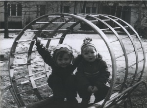 «Во дворе на горке. Ракурсы», 1980-е, г. Москва. Справа налево: Татьяна Юрьевна Левченко и Вера Юрьевна Левченко.Выставка «Две сестры» с этой фотографией.
