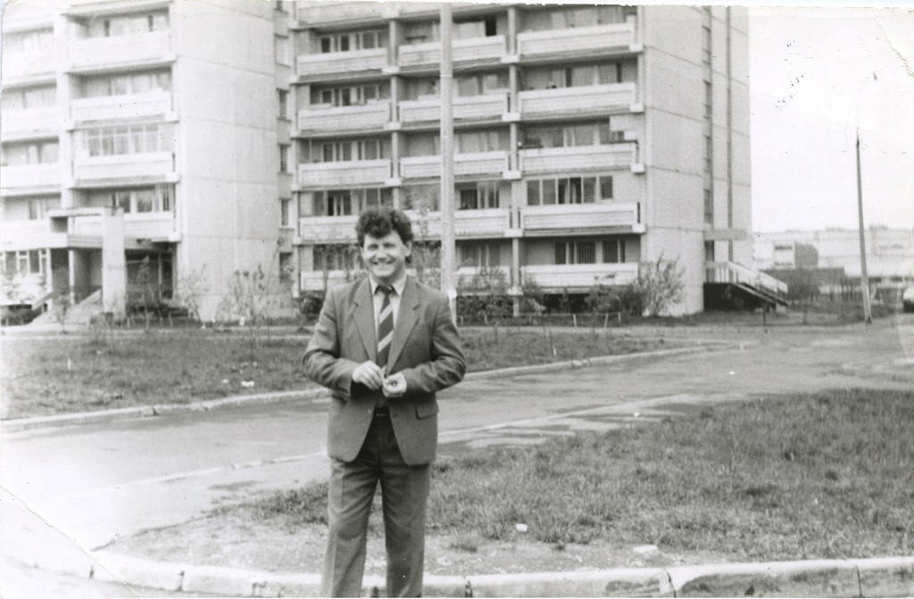 Портрет на фоне высоток, 1980-е. Александр Степанович Лутовинин.