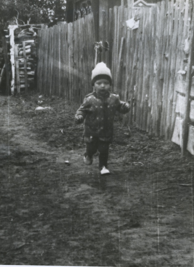 Вдоль забора, 1980-е, г. Тобольск. Вера Юрьевна  Левченко.