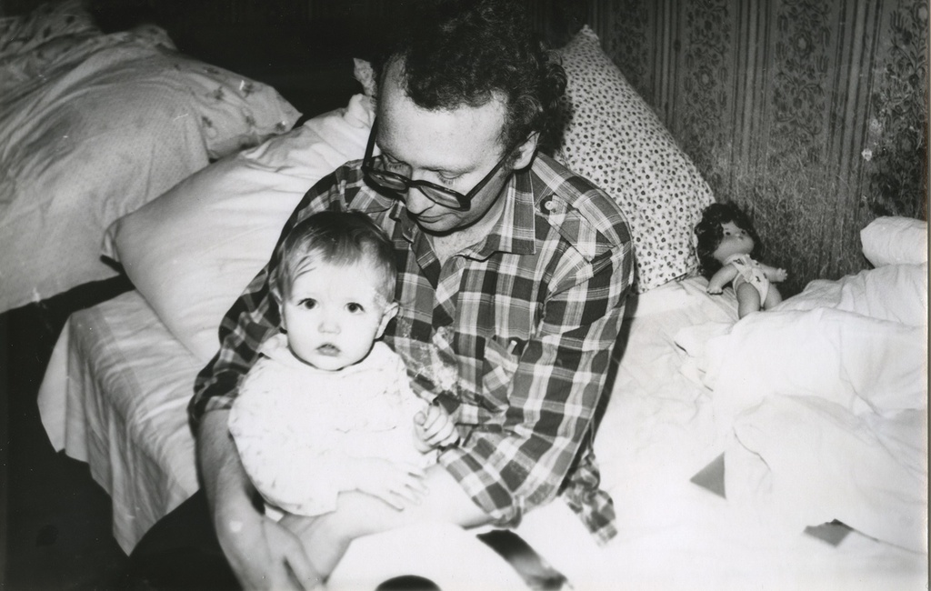 На кровати, 1987 год, г. Москва. Татьяна Юрьевна Левченко, Юрий Александрович Левченко. Папа с дочкой.