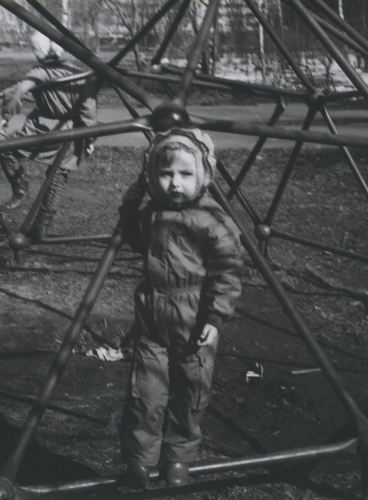 Портрет на фоне «паутинки», 1980-е, г. Москва. Вера Юрьевна Левченко.