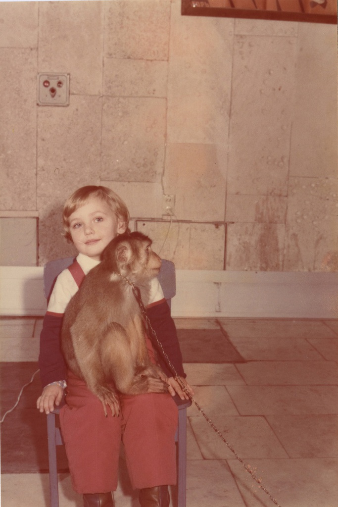 Фото с обезьянкой, 5 ноября 1989, г. Москва. Вера Левченко. Цирк на Вернадского. Надпись на обороте фотографии: «5/XI-89г. 4 года».