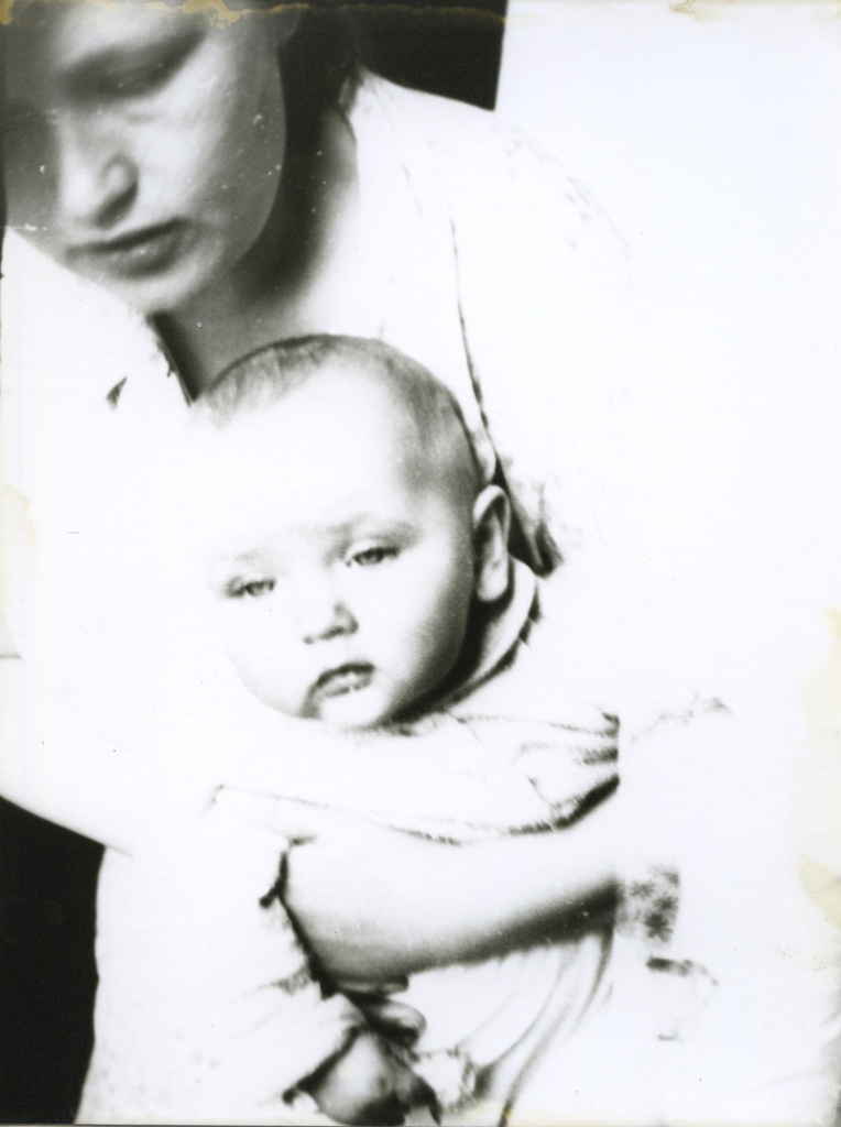 Мать с младенцем, 1985 год, г. Москва. Вера Юрьевна  Левченко (на руках) и Елена Степановна Левченко.