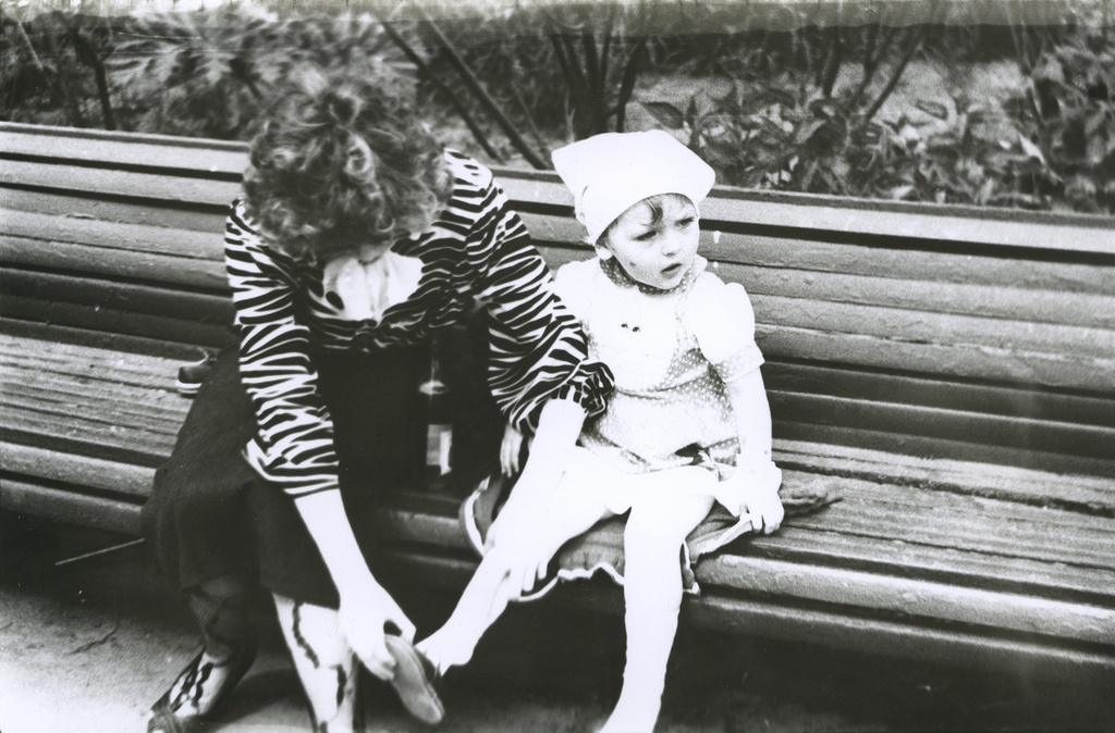 «В зоопарке. Привал», 1980-е, г. Москва. Московский зоопарк. Справа налево: Вера Юрьевна Левченко и Наталья.