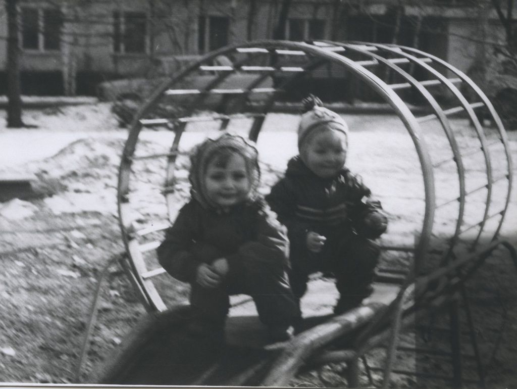 На горке, 1980-е, г. Москва. Справа налево: Татьяна Юрьевна Левченко и Вера Юрьевна Левченко.