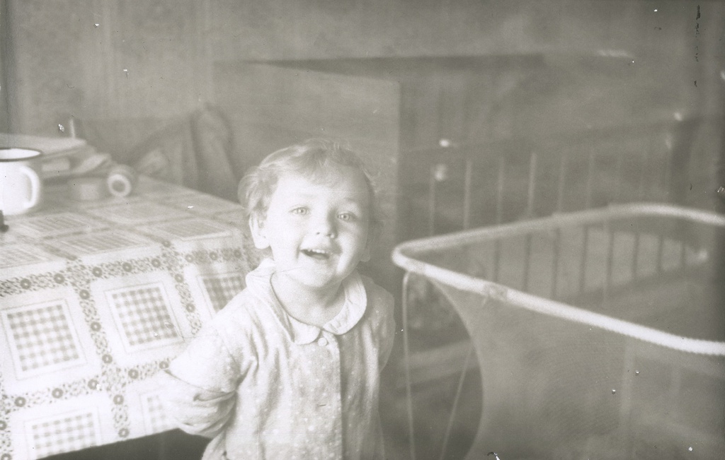 Портрет ребенка в интерьере, 1980-е, г. Москва. Вера Юрьевна Левченко.