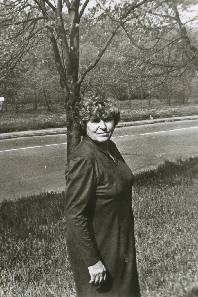 Бабушка на прогулке с внучкой, 1980-е, г. Москва. Тамара Ильинична Лутовинина.