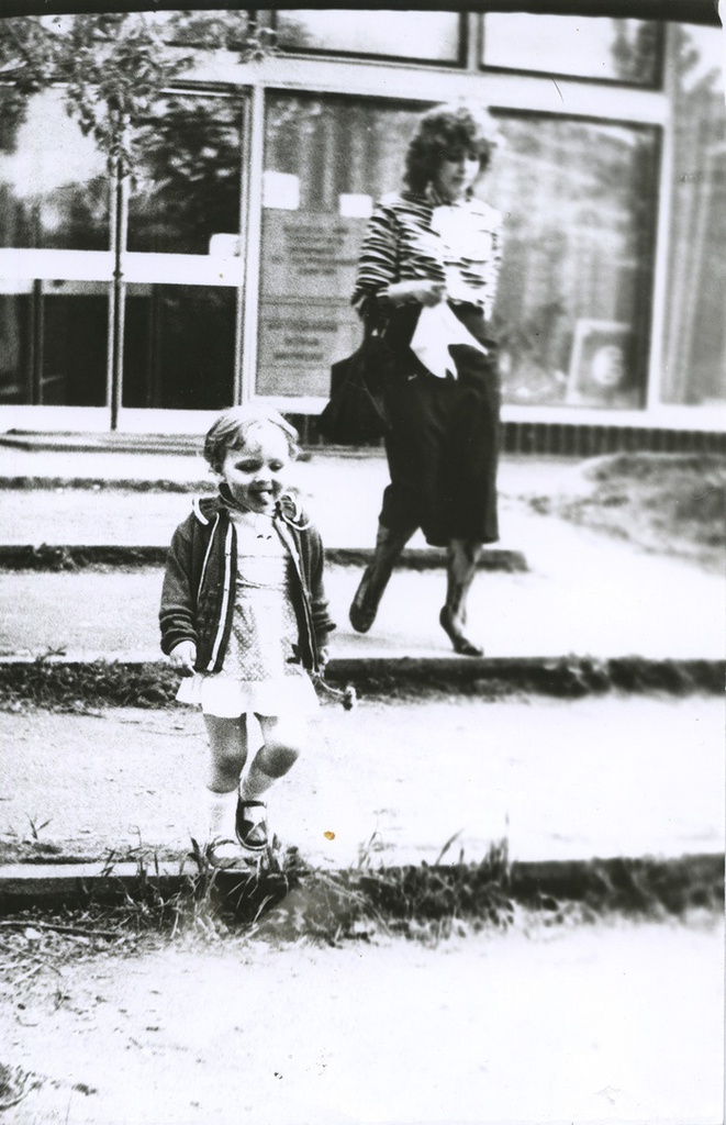 По лестнице вниз, 1980-е, г. Москва. Московский зоопарк. Вера Юрьевна Левченко, за ней Наталья.