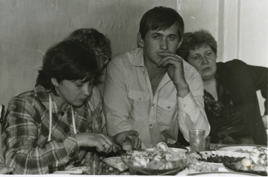 Гшанауровы и Мячникова, 1980-е, г. Тобольск. Михаил Леонидович Шанауров, справа от него Татьяна Мясникова, слева Любовь Плаксина (в очках) и жена.