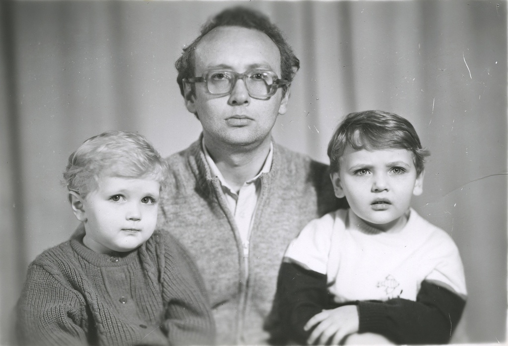 Отец с дочками, 1987 - 1993, г. Москва. Слева направо: Татьяна Юрьевна Левченко, Юрий Александрович Левченко, Вера Юрьевна Левченко.