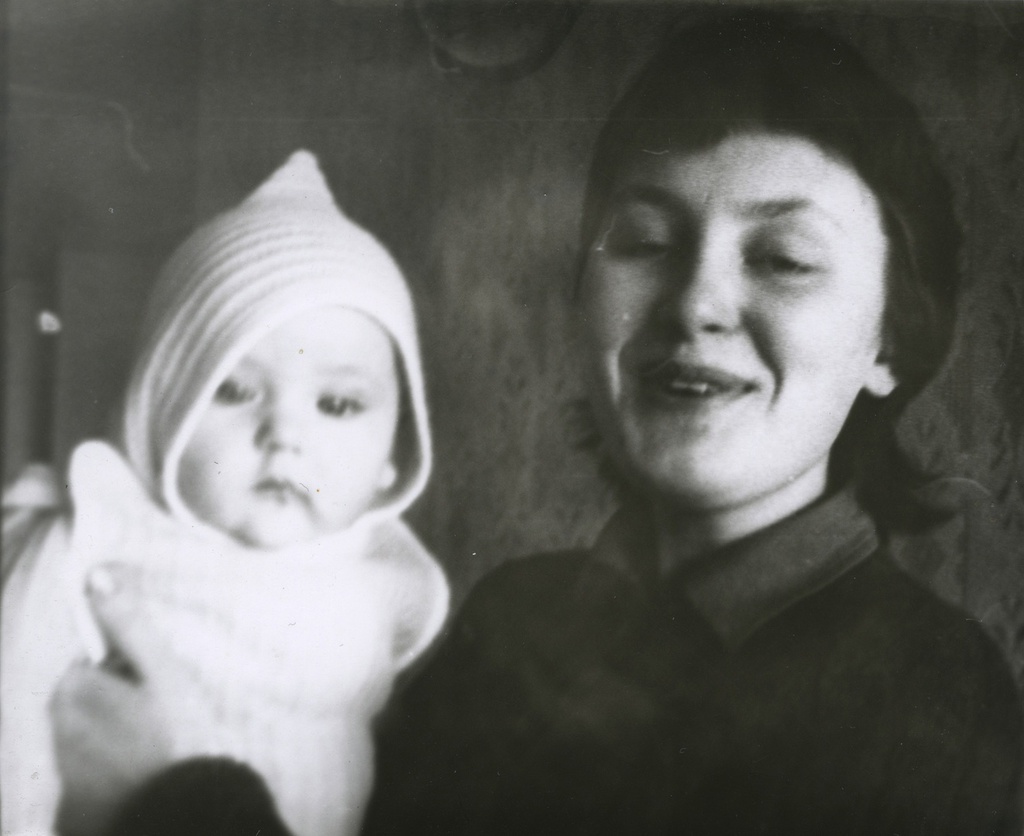 У соседки на руках, 1985 год, г. Москва. Елена Николаевна Чиркова и Вера Юрьевна Левченко (на руках).
