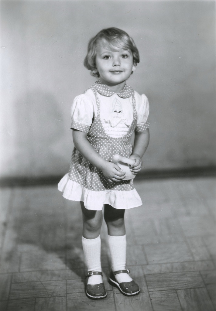 Девочка в платье с зайчиком, 1980-е, г. Москва. Вера Юрьевна Левченко.