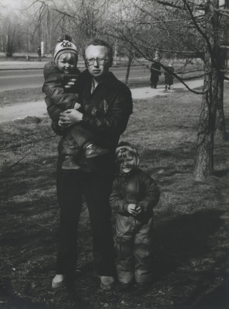 По дороге в парк, 1980-е, г. Москва. Справа налево: Вера Юрьевна Левченко, Юрий Александрович Левченко и Татьяна Юрьевна Левченко.