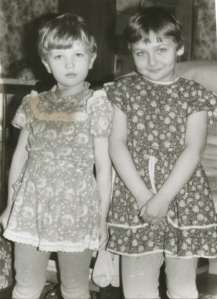 «Сестры в платьях. Ракурсы», 1990-е, г. Москва. Слева направо: Татьяна Юрьевна Левченко и Вера Юрьевна Левченко.