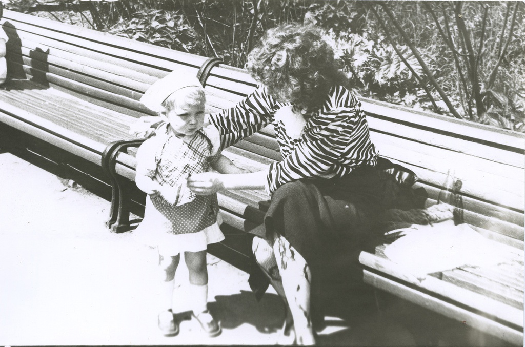 «В зоопарке. Привал», 1980-е, г. Москва. Московский зоопарк. Справа налево: Наталья и Вера Юрьевна Левченко.