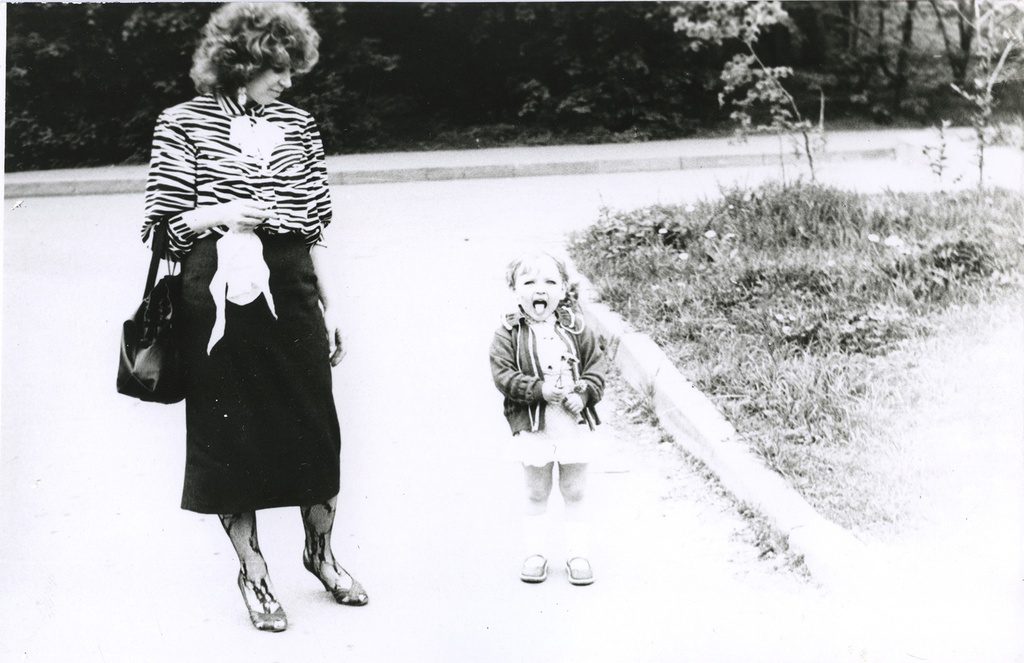 Одуванчики во рту, 1980-е, г. Москва. Справа налево: Вера Юрьевна Левченко, Наталья.