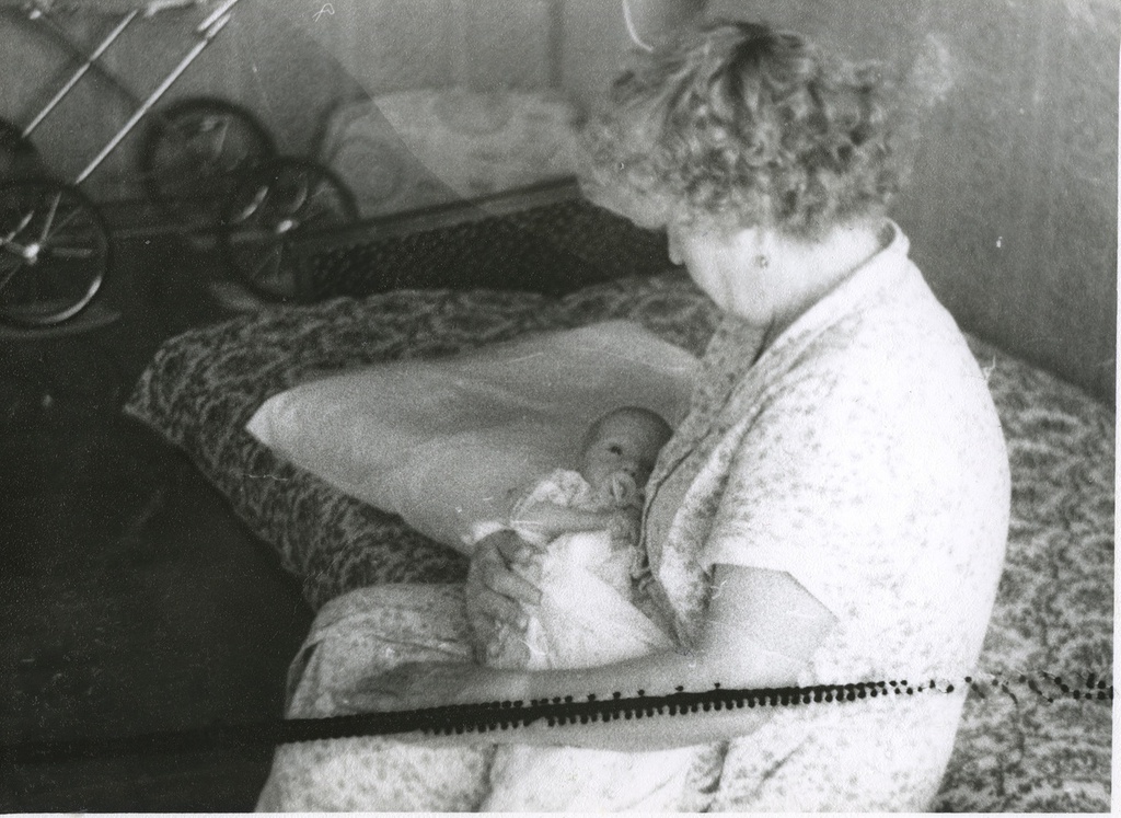 Женщина с ребенком на руках. Ракурсы, август 1985, г. Москва. Тамара Лутовинина и Вера Левченко (на руках). Надпись на обороте фотографии: «Вере 3 недели».