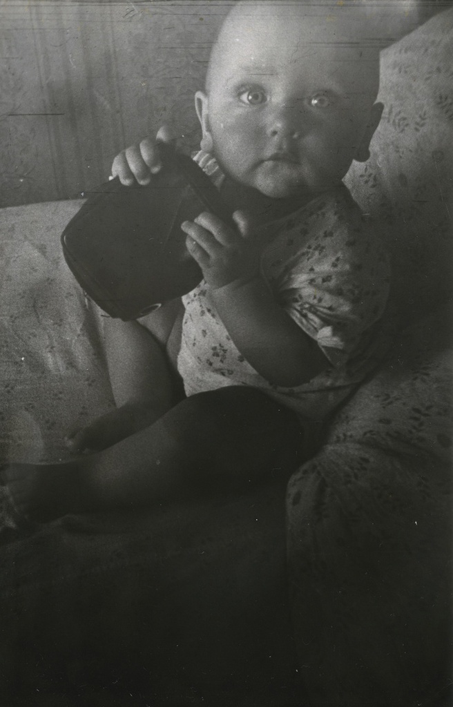 Вера с чехлом от фотоаппарата, 1985 год, г. Москва. Вера Юрьевна Левченко.