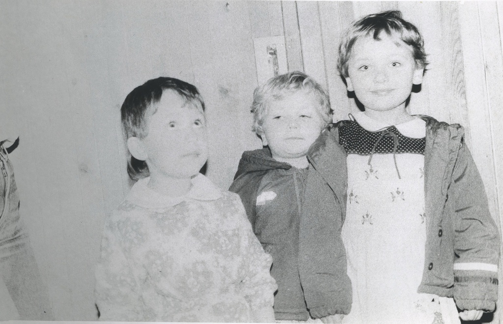 «Смотрим в разные стороны», 1980-е, г. Москва. Справа налево: Вера Юрьевна Левченко, Татьяна Юрьевна Левченко и, предположительно, Саша.
