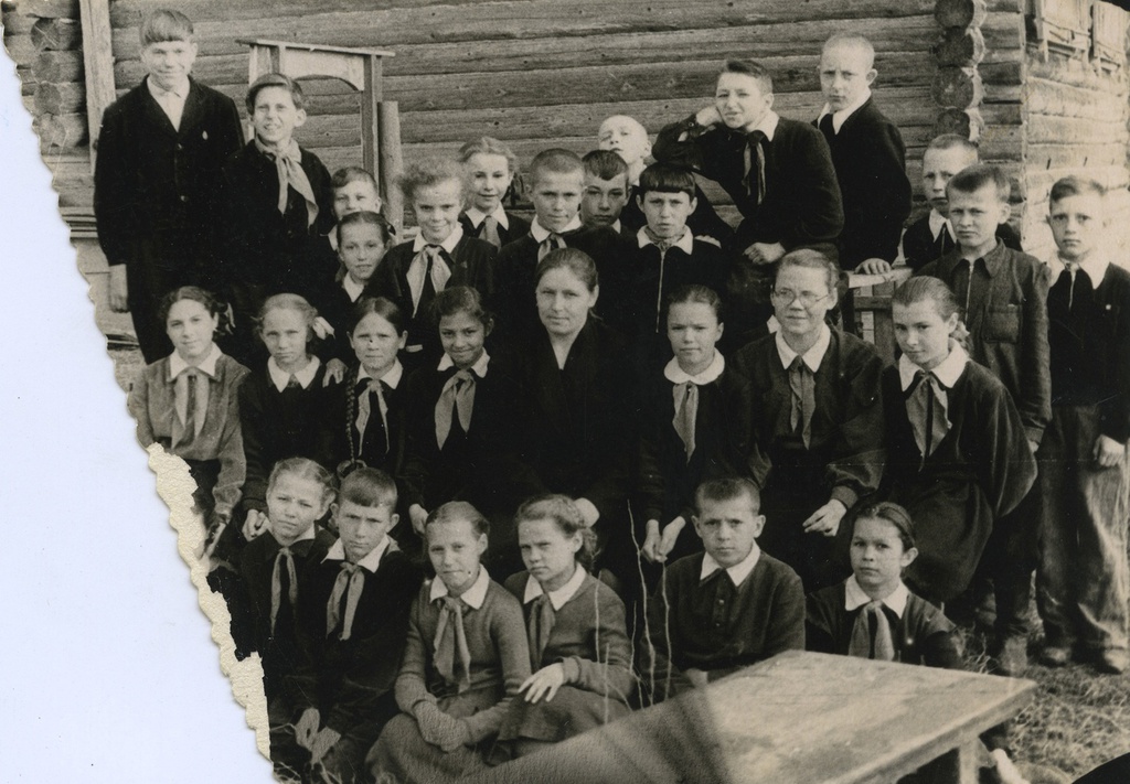 5 класс, 1957 - 1959. Учительница – Тамара Ильинична Лутовинина. Надпись на обороте фотографии: «5 класс».