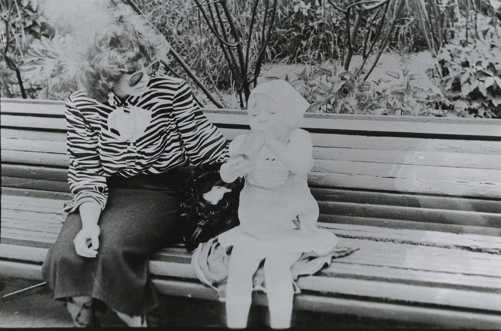 «В зоопарке. Привал», 1980-е, г. Москва. Московский зоопарк. Справа налево: Вера Юрьевна Левченко и Наталья.