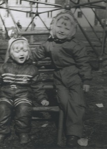«Зевание», 1980-е, г. Москва. Справа налево: Вера Юрьевна Левченко и Татьяна Юрьевна Левченко.&nbsp;Выставка «Две сестры» с этой фотографией.