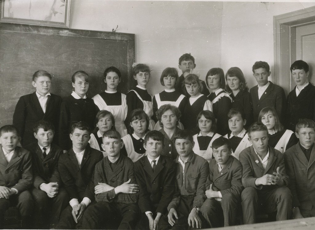 Классное фото. 8 класс, март 1967. На фото учительница Тамара Ильинична Лутовинина. Надпись на обороте фотографии: «8 класс. март. 1967 г.».