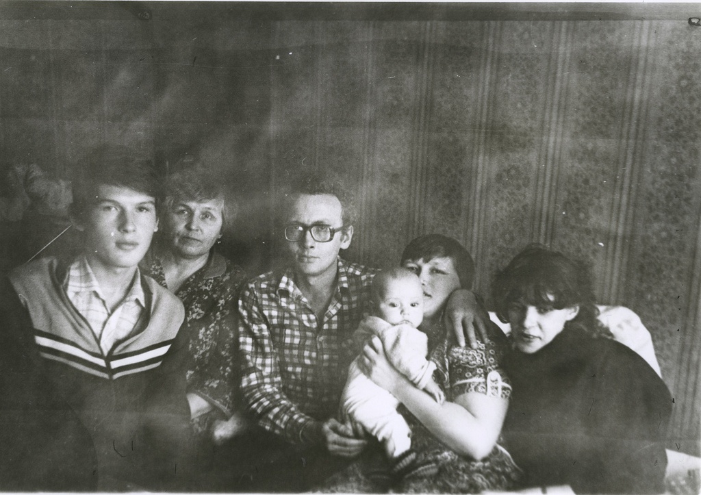 Семейный портрет в интерьере, 1985 год, г. Москва. Слева направо: Алексей Витальевич Мишин, Тамара Ильинична Лутовинина, Юрий Александрович Левченко, Вера Юрьевна Левченко (на руках), Елена Степановна Левченко и Наталья.