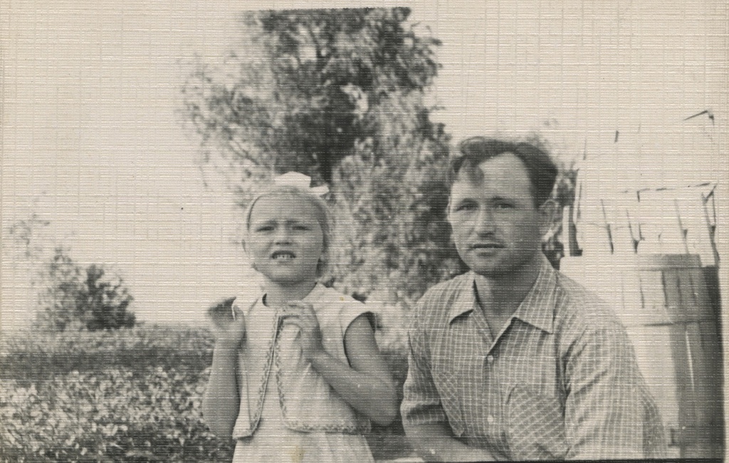 Лена с папой, 1960-е. Лена и Степан Лутовинины.