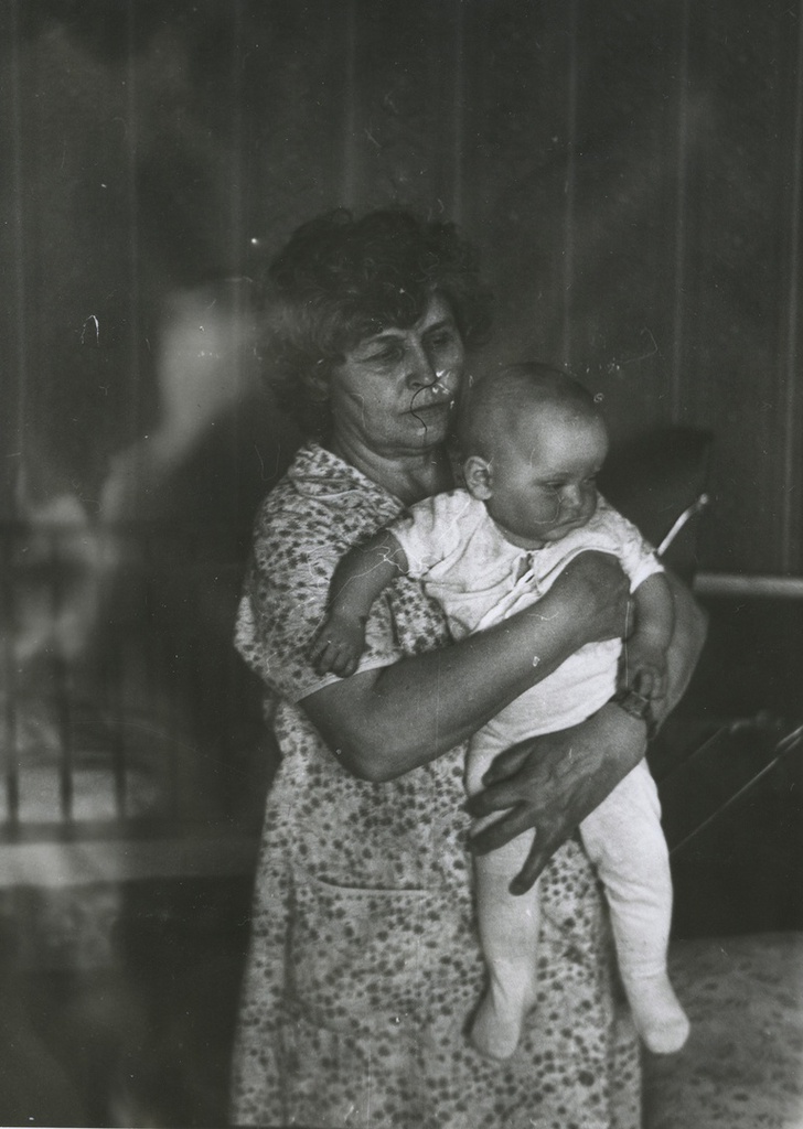 Бабушка держит внучку, 1985 год, г. Москва. Тамара Ильинична Лутовинина, на руках – Вера Юрьевна Левченко.