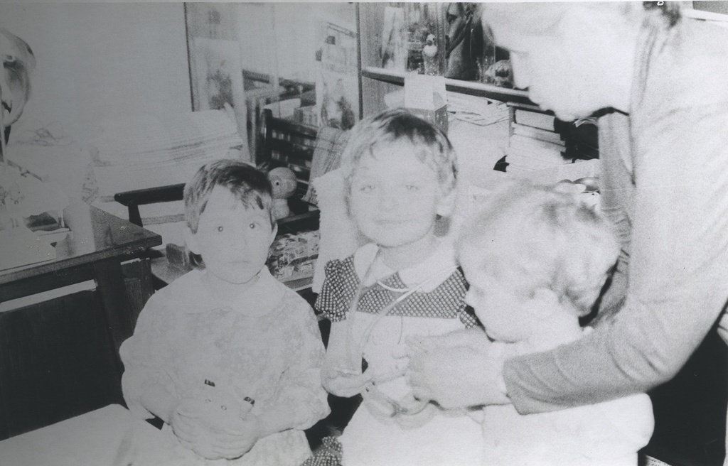 Девочки, 1980-е, г. Москва. Справа налево: Тамара Ильинична Лутовинина, Татьяна Юрьевна Левченко, Вера Юрьевна Левченко и, предположительно, Саша.